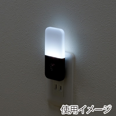 ヤザワコーポレーション 明暗LEDセンサーライト ダークウッド NASN23DW 1個(ご注文単位1個)【直送品】