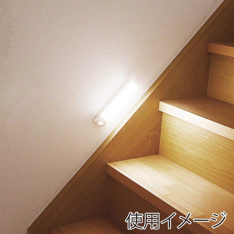 アイリスオーヤマ LEDセンサーライト 乾電池式 ウォールタイプ 電球色 ホワイト BSL40WL-WV2 1個(ご注文単位1個)【直送品】