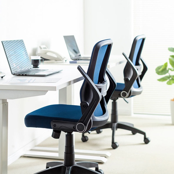 サンワサプライ メッシュチェア 肘かけ付き ブルー SNC-NET21BL 1個(ご注文単位1個)【直送品】