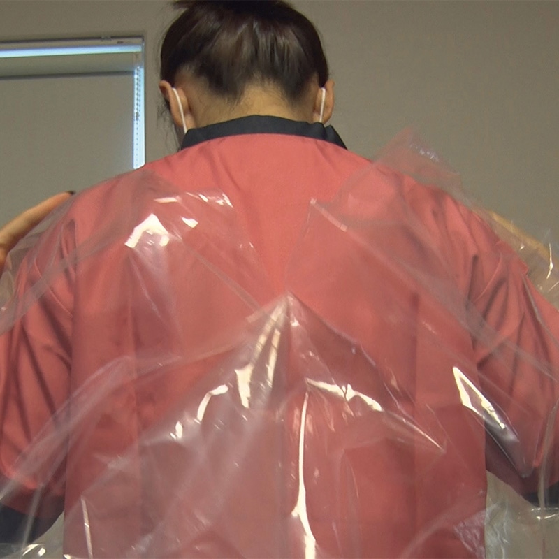 (株)ミヤゲン 使い捨て長袖プラスチックガウン Lサイズ 厚手 100枚/箱(ご注文単位1箱)【直送品】