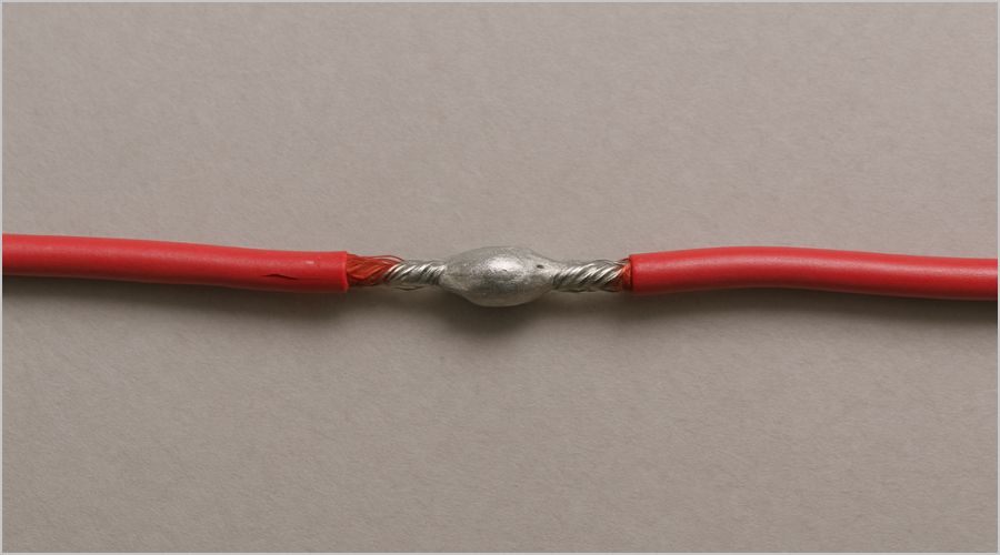 はんだ付けで導線を確実につなぐ