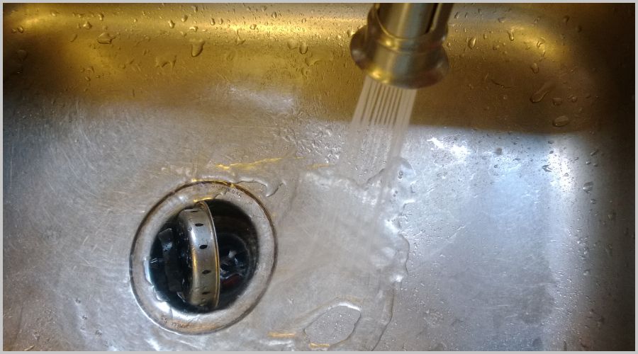 飲食店で特に注意したい排水口の臭い対策ポイント