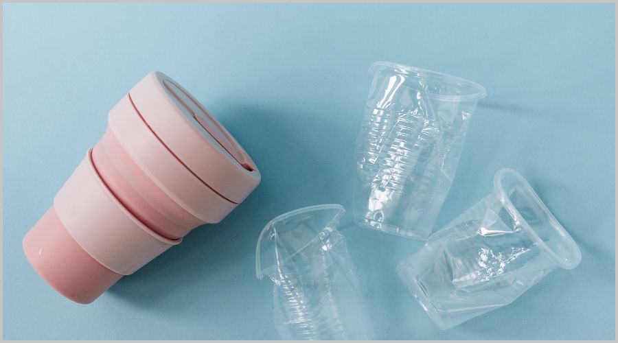 プラスチックコップに熱湯を入れるとどうなる？主なリスクと注意点