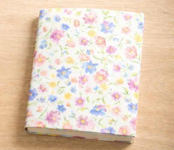 包装紙や紙袋はブックカバーにも使える｜身近な紙を活かす工夫