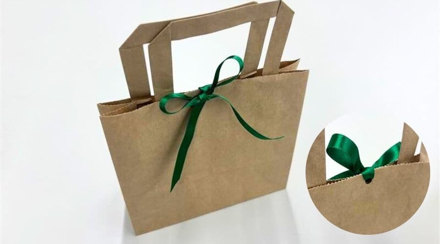 紙袋の口元をまとめるリボンラッピング