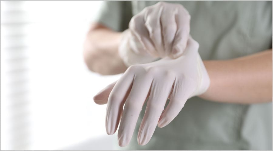 ニトリル手袋の厚みによって変わる使い心地と耐久性