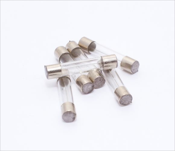 初心者必見！ヒューズとは？具体的な仕組みと交換方法