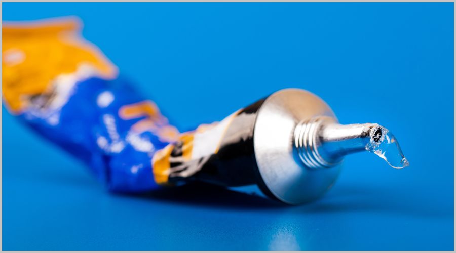 瞬間接着剤が手についたら？すぐに実践できる対処法と予防まとめ