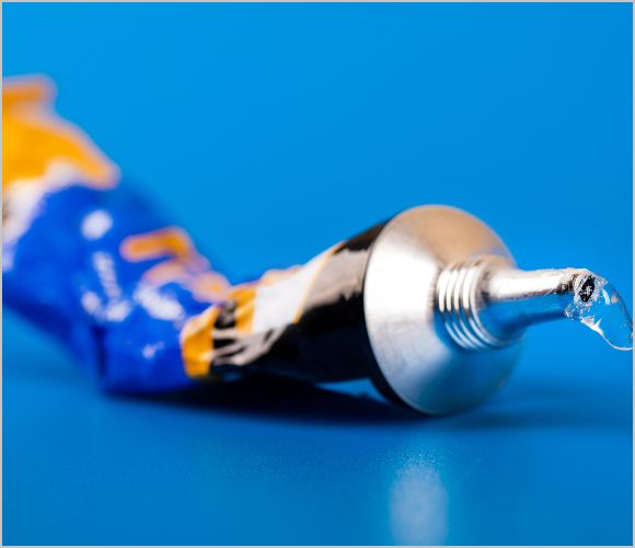 瞬間接着剤が手についたら？すぐに実践できる対処法と予防まとめ