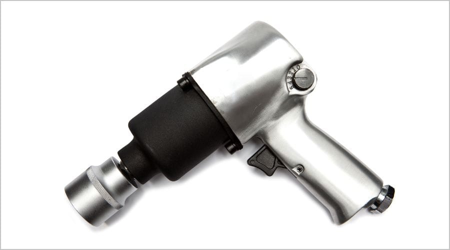 インパクトレンチとは？ソケットと組み合わせて使う強力な電動工具