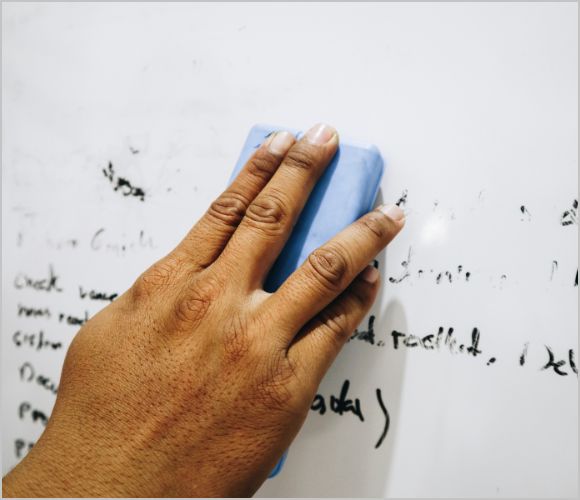 ホワイトボードの文字が消えない!?汚れを簡単に消す解決法と予防策