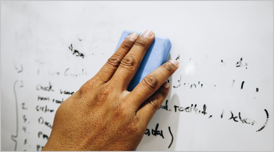 ホワイトボードの文字が消えない!?汚れを簡単に消す解決法と予防策