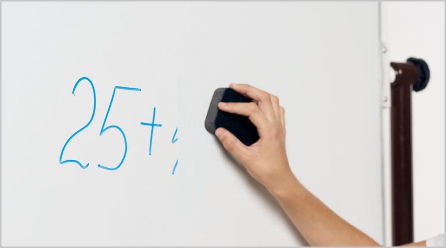 ホワイトボードの文字が消えない場合の解決法と予防策まとめ