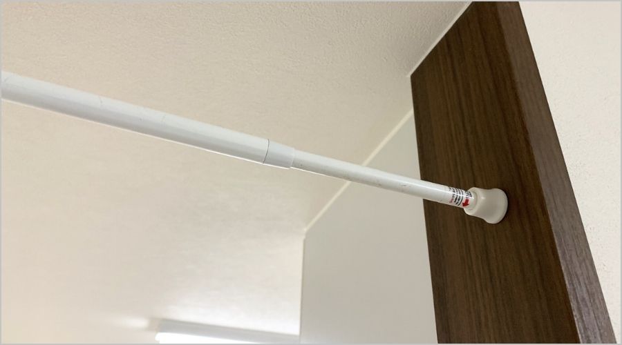 便利!突っ張り棒を使ったポスターのディスプレイ