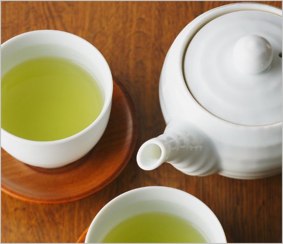 ビジネスシーンでのお茶出しマナー｜湯呑・茶托の正しい扱い方と基本マナー