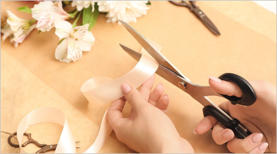 リボンやシールを使った簡単で華やかなラッピング方法