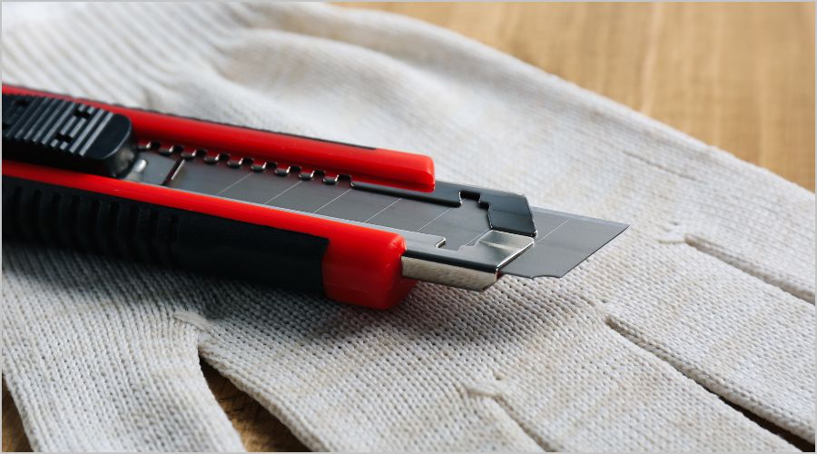 初心者必見！カッターの刃 折り方｜替刃・刃折器の便利な使い方ガイド