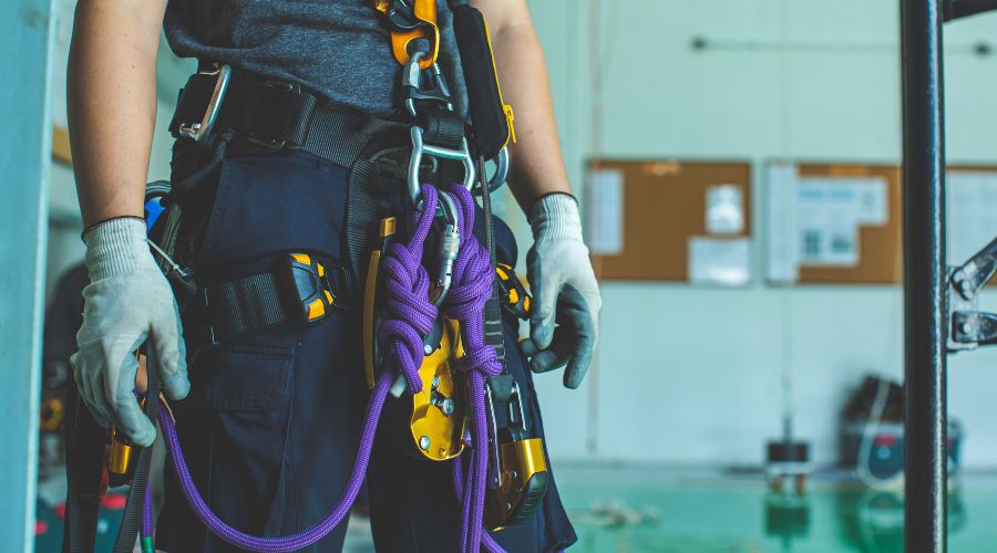 ランヤードとは？基礎と実践ガイド、セーフティーコードも合わせて解説！