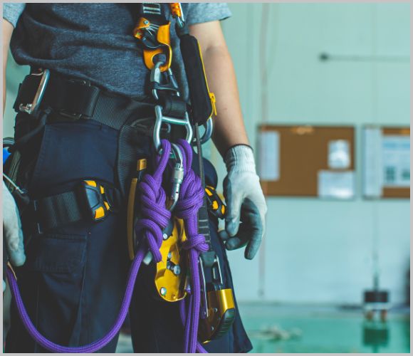 ランヤードとは？基礎と実践ガイド、セーフティーコードも合わせて解説！