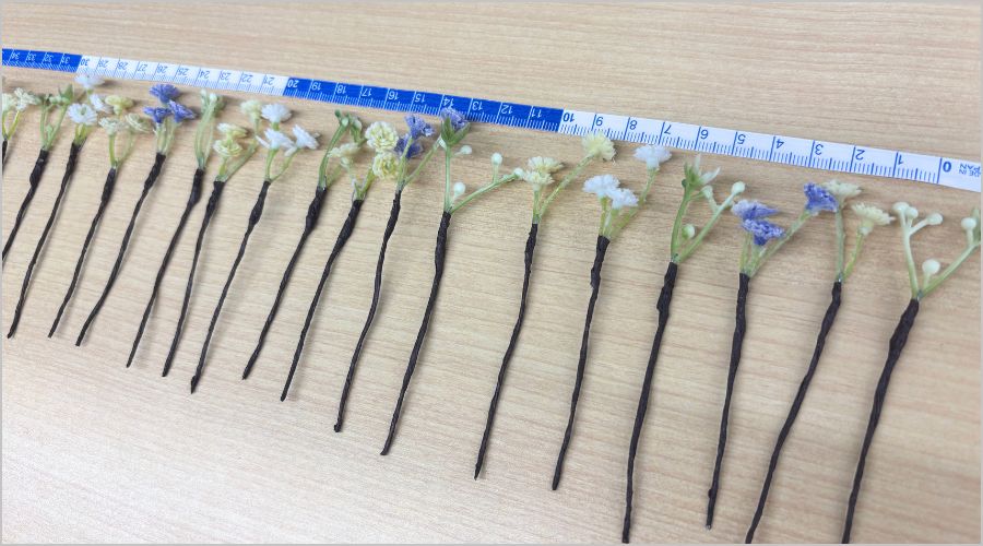 花材のバランスを調整する