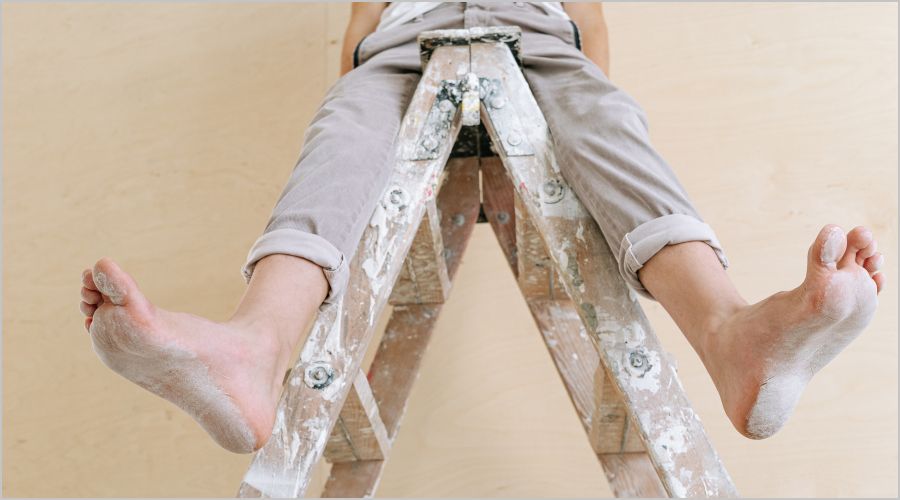 初心者でも安心！脚立の正しい使い方と安全チェックリスト