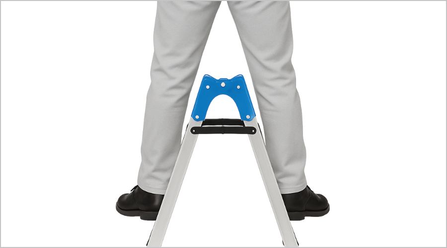 脚立を跨がない