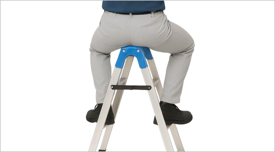 脚立の天板に座らない