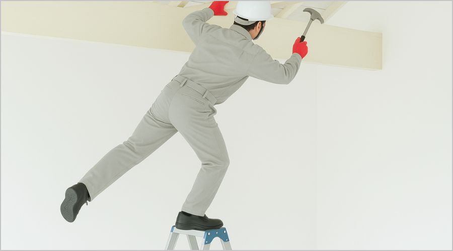 脚立から身を乗り出さない