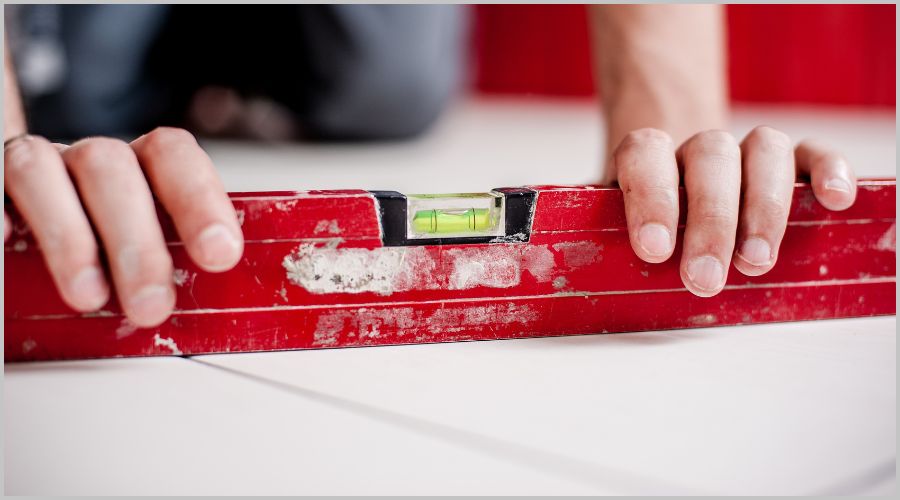 初めてでも迷わない！水平器の使い方をやさしく解説。