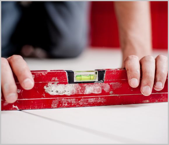 初めてでも迷わない！水平器の使い方をやさしく解説。