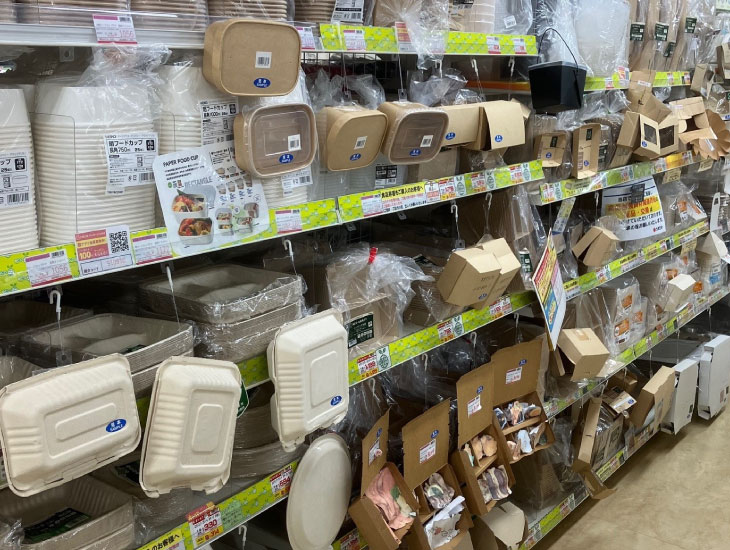 飲食関連資材、紙袋・包装資材、梱包資材、事務用品を中心に約8000アイテムの品揃えで西日本一番の大都市大阪市北区にてお客様のご来店をお待ちしております。