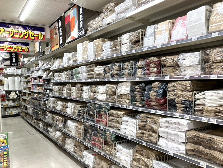 当店は、包装資材・店舗用品の専門店として、地域の皆さまの「お店づくり」「ものづくり」をサポートしています。<br>食品用容器や袋、ラッピング用品、梱包資材、消耗品まで幅広く取り揃え、業務用はもちろん、個人のお客様もお気軽にご利用いただけます。また、様々なシーンやご予算に合わせたご提案も可能です。スタッフ一同、丁寧で分かりやすい接客を心がけ、皆さまのご来店をお待ちしております。