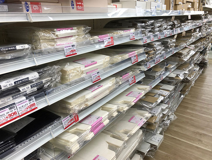 船場センタービル3号館地下1階内にあります地域密着型の卸売販売店です。包装用品を始め、文具・事務用品、食品包装資材、店舗用品、等多種多様の商材を取り扱っています。会員カードも必要ありません。是非お気軽にご来店下さい！