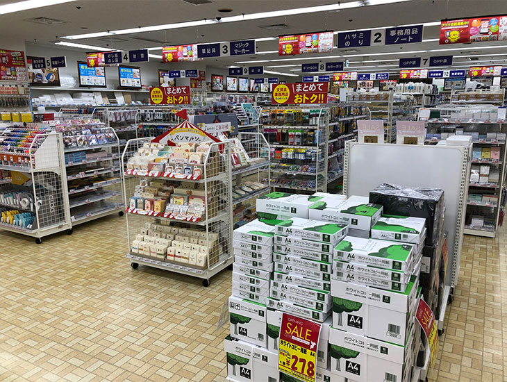みなさまの地域にお役に立つ地域密着型店舗としてがんばってまいります。当店は食品包装資材を始め、包装用品、店舗用品、文具事務用品を豊富に取り揃えて皆様のご来店を心よりお待ちしております。<br>同時にアプリ会員、シモジマオンライン会員を大募集しております。是非、ご来店と同時にご入会をお待ちしております。