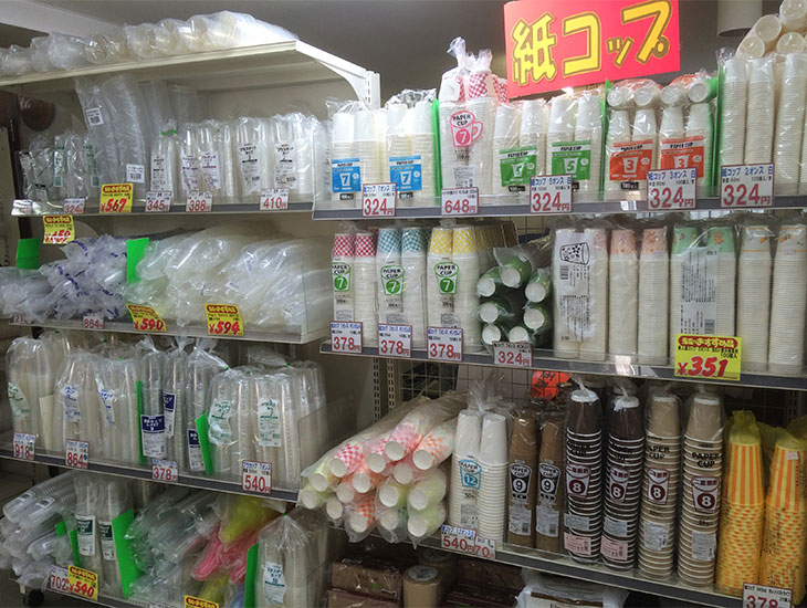 札幌駅から車で2分の当店は、道内一番を目指す包装用品・商店用品の専門店です。自社工場のオリジナル商品も加えた豊富な品揃えであなたのお店を応援します。又、ポリ袋・紙袋などの名入も承りますのでぜひ一度ご来店下さい。