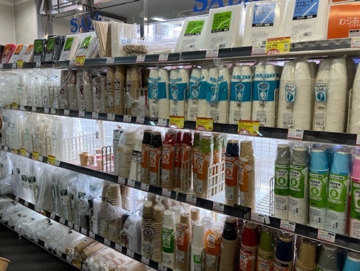 当店は包装/店舗/事務用品・食品包材等豊富に取り揃えて地域密着型店として業者様から一般のお客様もご利用頂ける便利なお店です。お祭り、イベント関連商品も多数ご用意しております。オリジナルの化粧箱やラベルシールも承ります。お客様のご来店を心よりお待ちしております。