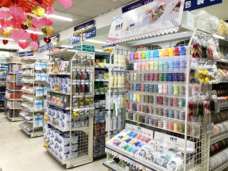 当店は、包装資材・店舗用品の専門店として、地域の皆さまの「お店づくり」「ものづくり」をサポートしています。<br>食品用容器や袋、ラッピング用品、梱包資材、消耗品まで幅広く取り揃え、業務用はもちろん、個人のお客様もお気軽にご利用いただけます。また、様々なシーンやご予算に合わせたご提案も可能です。スタッフ一同、丁寧で分かりやすい接客を心がけ、皆さまのご来店をお待ちしております。