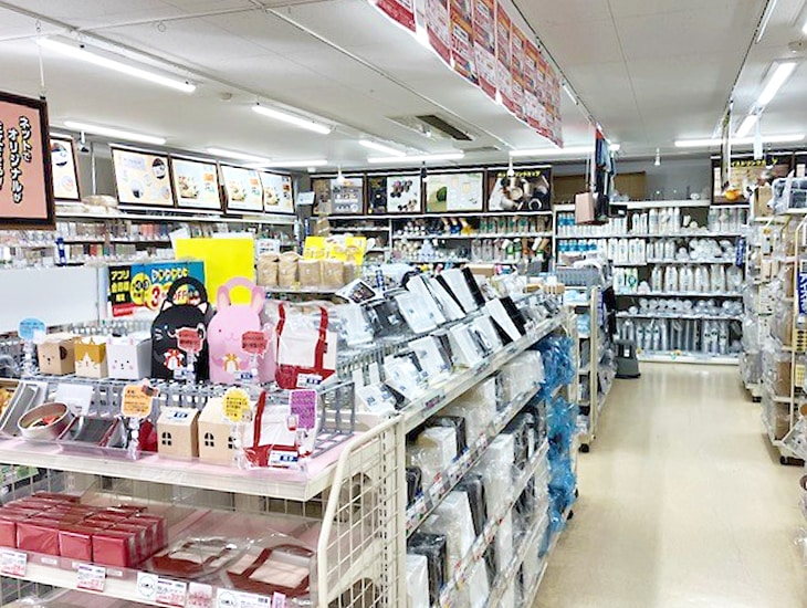 当店は、包装用品(紙袋・箱・リボン)、事務用品(文房具からPOP用品まで)、食品容器(弁当容器・カップ等のテイクアウト包材)等、会社やお店で使用する業務用から、一般家庭で使用する個人用まで、あれこれ便利な商品を豊富に取り揃えております。ぜひ、パッケージプラザ立川栄町店へお越しください。