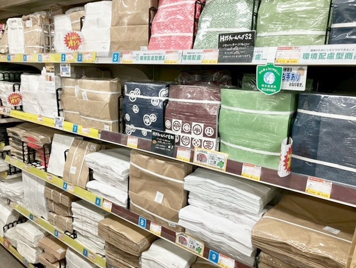 浅草に近い「合羽橋道具街」に面し、お店で必要とされるテイクアウト容器や、備品等を多数取り揃えた店舗です。<br>２Ｆと３Ｆが売場となっておりますので、業者様、一般のお客様問わず、入口奥のエレベーターよりお越し頂けます。また４Ｆはショールーム、特注品受付カウンターとなっており、新しいメニューや、お名入れ品をご検討されているお客様は是非お立ち寄りください。皆様のご来店心よりお待ちしております。