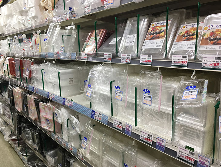 お仕事で商品をお探しのお客様、一般のお客様大歓迎♪紙袋、包装紙、箱、ポリ袋、紐・リボンなどの包装用品やお店づくりに欠かせない商店用品、オフィスで使用する事務用品、飲食店のお客様向けの商品などを取り揃え、ご来店をお待ちしております。文具やイベントで使用する紙コップ・食品容器もございますので、一般のお客様のご来店も大歓迎です♪