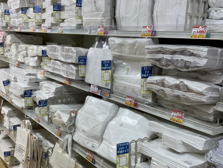 飲食関連資材、紙袋・包装資材、梱包資材、事務用品を中心に約8000アイテムの品揃えで西日本一番の大都市大阪市北区にてお客様のご来店をお待ちしております。