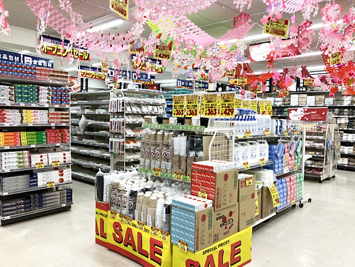 当店は、包装資材・店舗用品の専門店として、地域の皆さまの「お店づくり」「ものづくり」をサポートしています。<br>食品用容器や袋、ラッピング用品、梱包資材、消耗品まで幅広く取り揃え、業務用はもちろん、個人のお客様もお気軽にご利用いただけます。また、様々なシーンやご予算に合わせたご提案も可能です。スタッフ一同、丁寧で分かりやすい接客を心がけ、皆さまのご来店をお待ちしております。