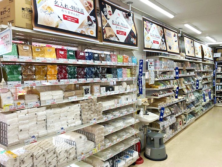 当店は、包装用品(紙袋・箱・リボン)、事務用品(文房具からPOP用品まで)、食品容器(弁当容器・カップ等のテイクアウト包材)等、会社やお店で使用する業務用から、一般家庭で使用する個人用まで、あれこれ便利な商品を豊富に取り揃えております。ぜひ、パッケージプラザ立川栄町店へお越しください。