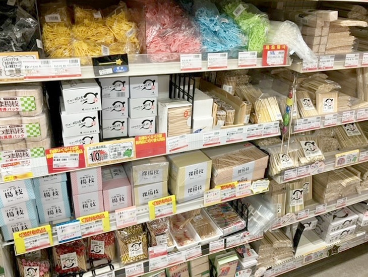 浅草に近い「合羽橋道具街」に面し、お店で必要とされるテイクアウト容器や、備品等を多数取り揃えた店舗です。<br>２Ｆと３Ｆが売場となっておりますので、業者様、一般のお客様問わず、入口奥のエレベーターよりお越し頂けます。また４Ｆはショールーム、特注品受付カウンターとなっており、新しいメニューや、お名入れ品をご検討されているお客様は是非お立ち寄りください。皆様のご来店心よりお待ちしております。